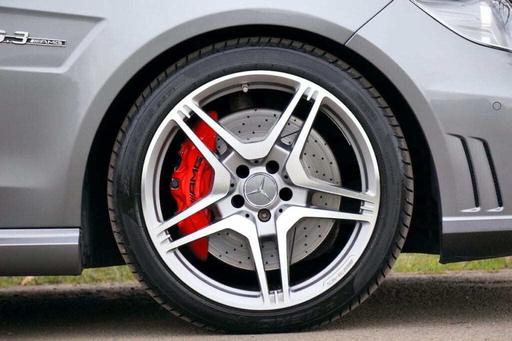Imagem de um pneu de um carro prata