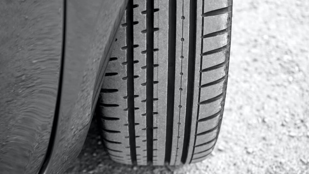Imagem de perto de um pneu de carro