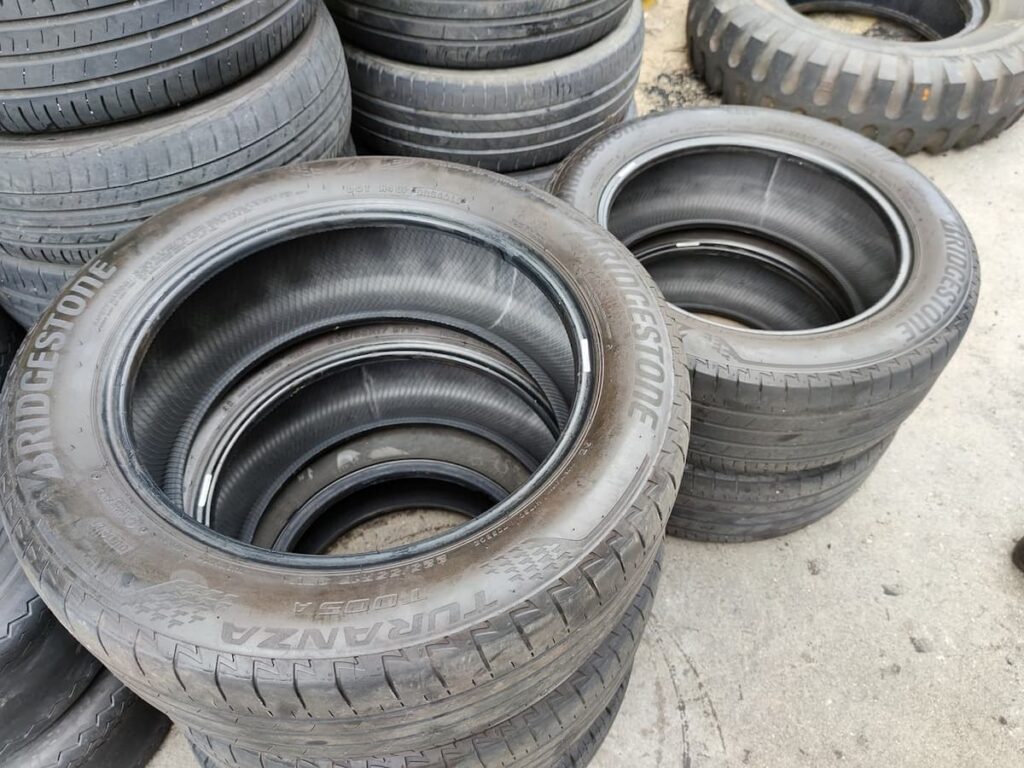 Imagem de diversos pneus da Bridgestone